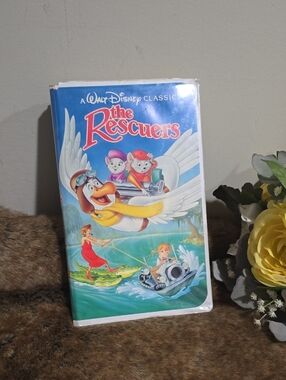 Walt Disney Classics "The Rescuers" VHS - Blue Cover